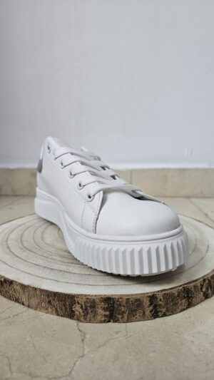 Zapatillas blancas con detalle en plata