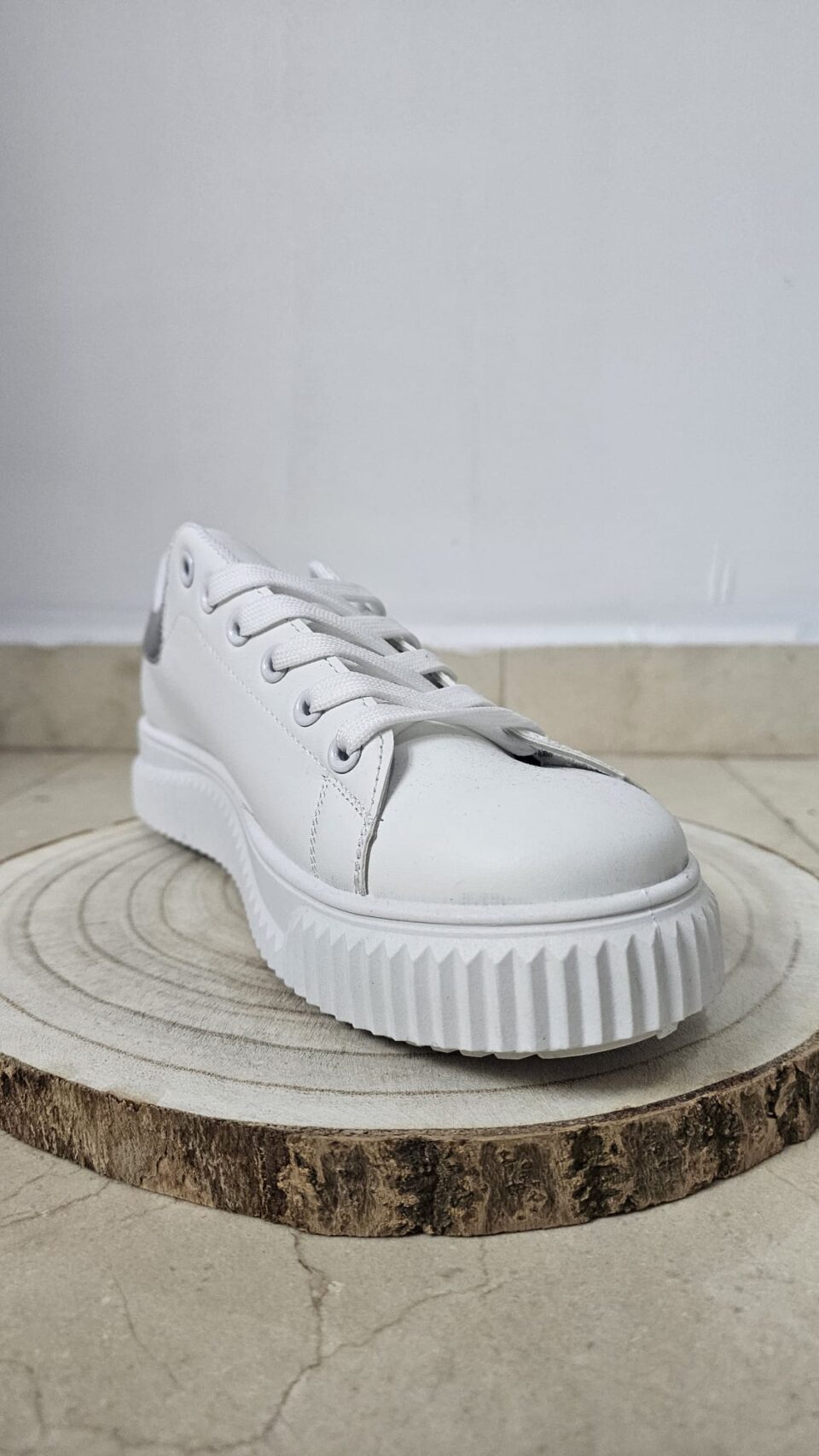 Zapatillas blancas con detalle en plata