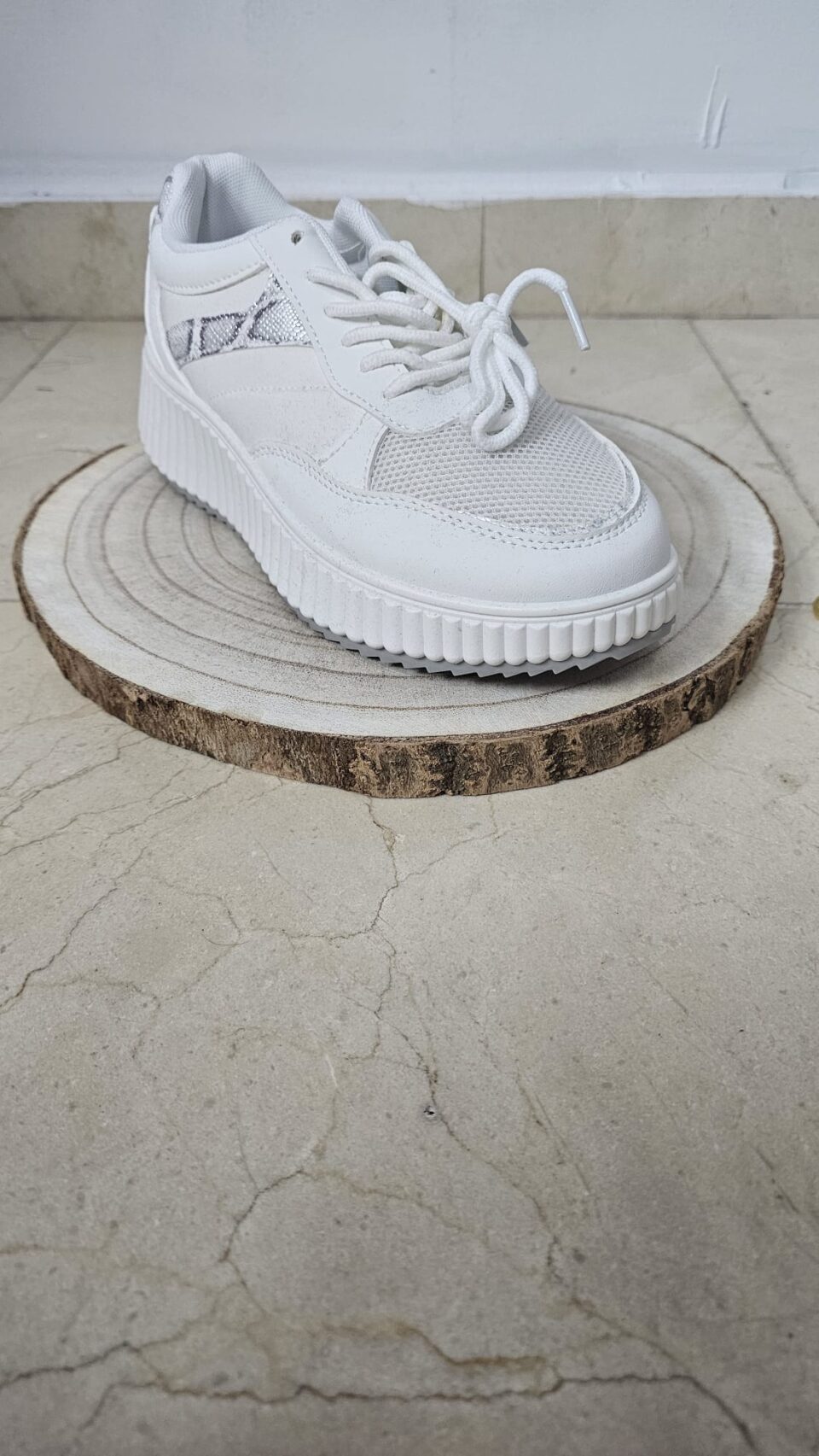 Zapatillas blancas con detalles en gris y plata