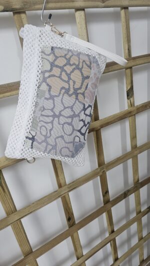 Bolso de rafia de mano con pequeña asa
