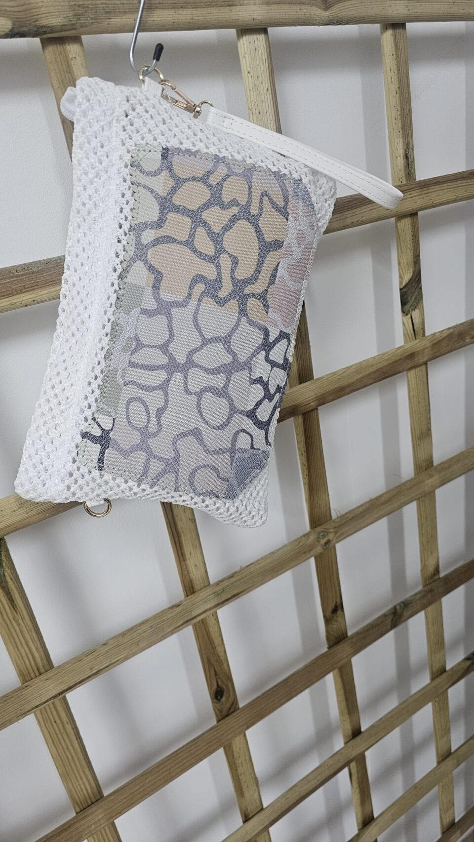 Bolso de rafia de mano con pequeña asa