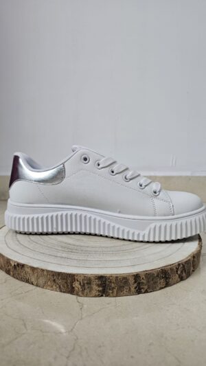 Zapatillas blancas con detalle en plata