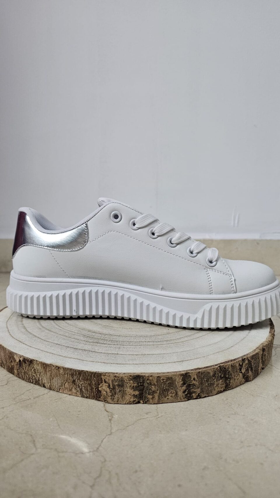 Zapatillas blancas con detalle en plata