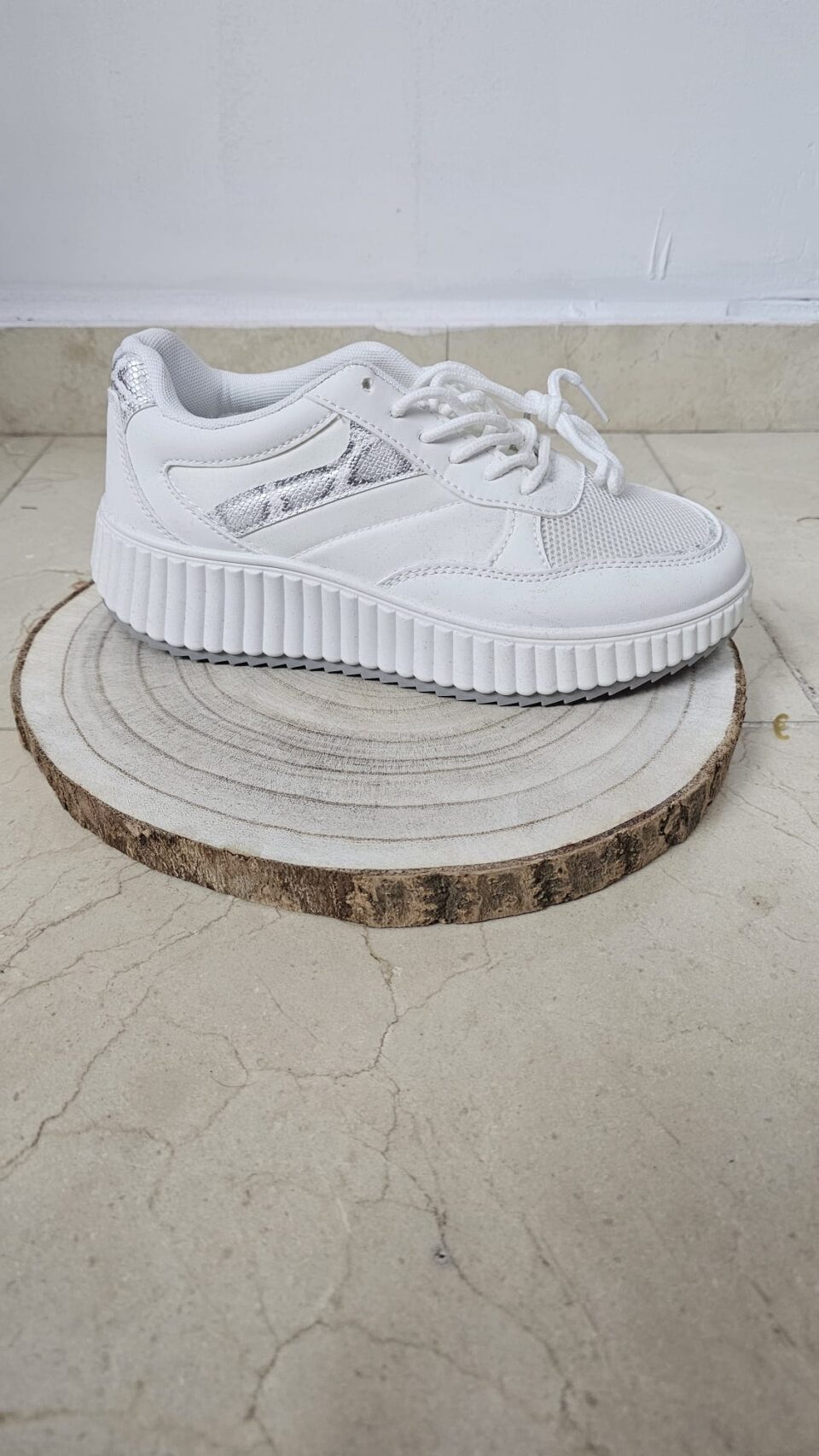 Zapatillas blancas con detalles en gris y plata