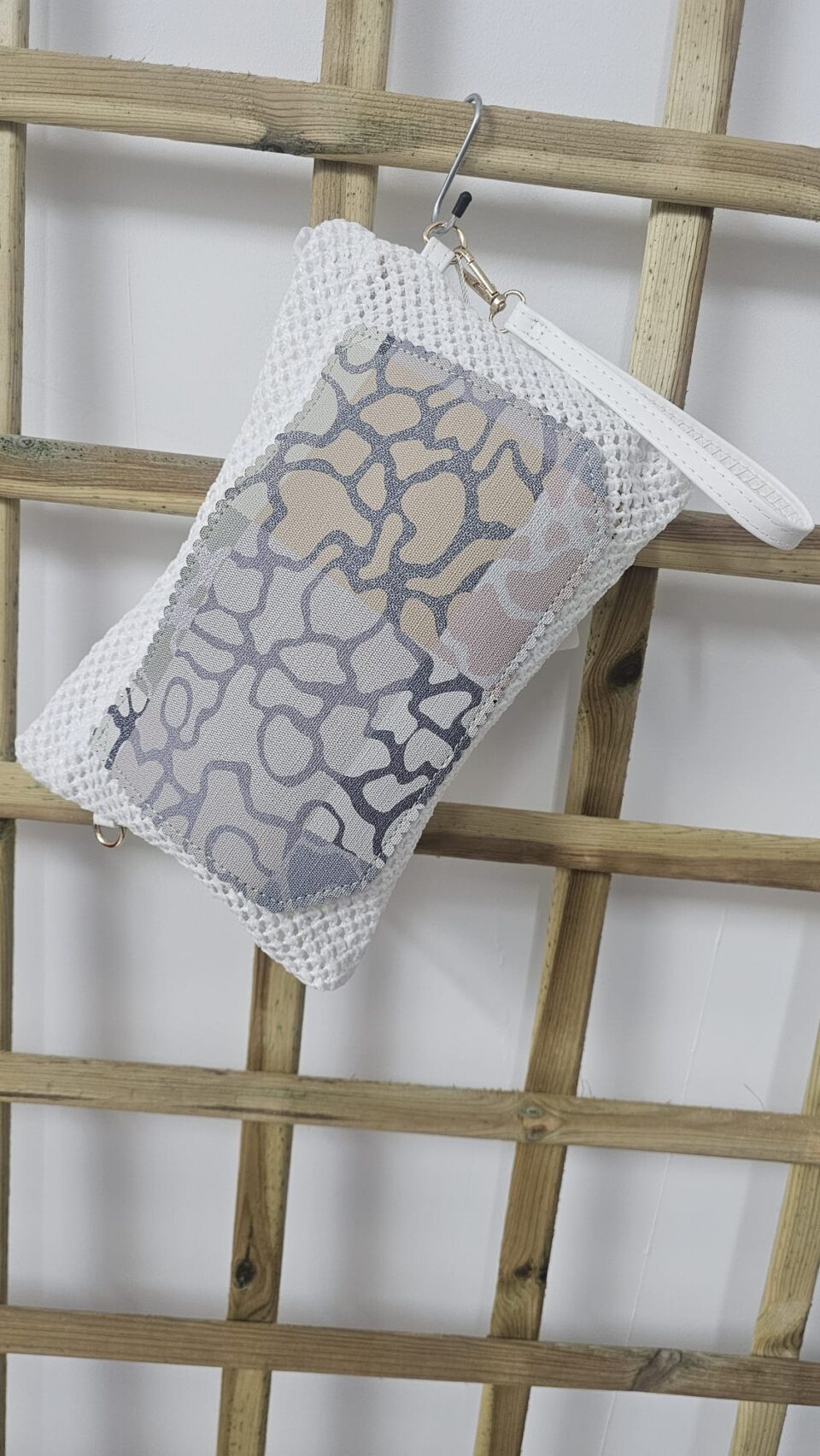 Bolso de rafia de mano con pequeña asa